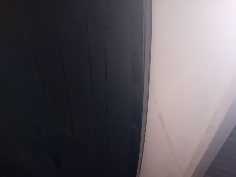 Mesa de plástico, tem um pouco partido a meio