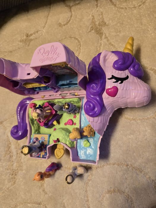 Polly Pocket plus szesc malych konikow