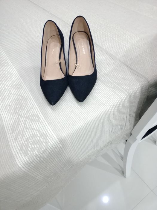 Vendo  sapatos  acamurçados  em  preto  usados  uma  só  vez