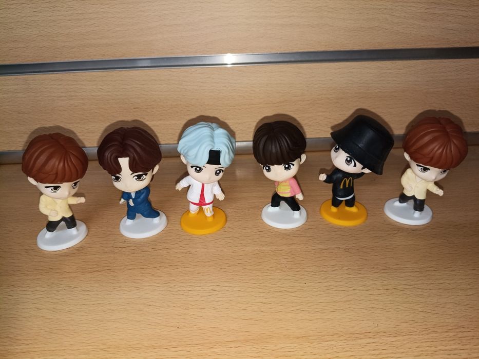 6 Tiny Tan Figures 
Without Box.484549834971566081