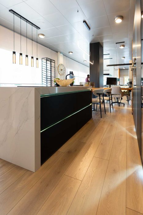 Cozinha de exposição moderna com eletrodomésticos – oportunidade