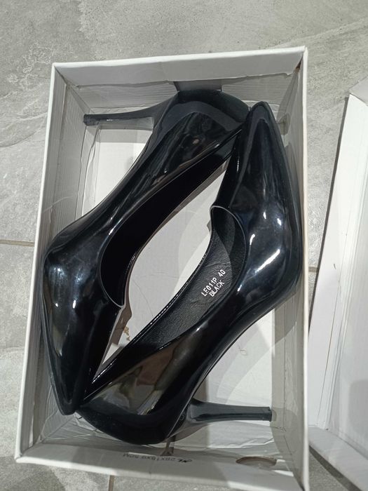 Czarne szpilki lakierowane