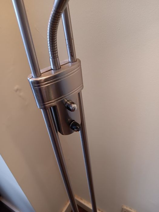 Candeeiro de pé, metal com lâmpada leitura