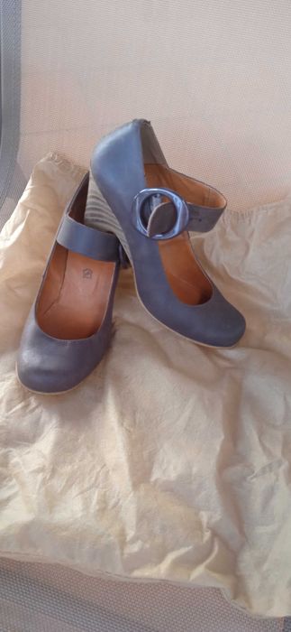 Sapatos de salto alto cunha castanhos como novos