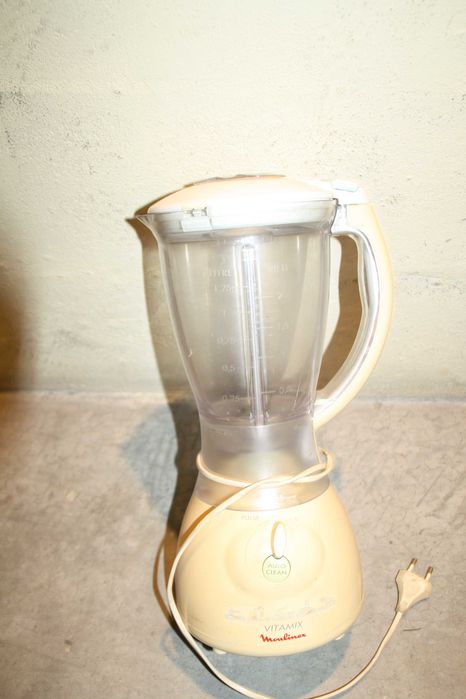 Eletrodomésticos em bom estado- Batedeira, Chaleira e Ferro de engomar