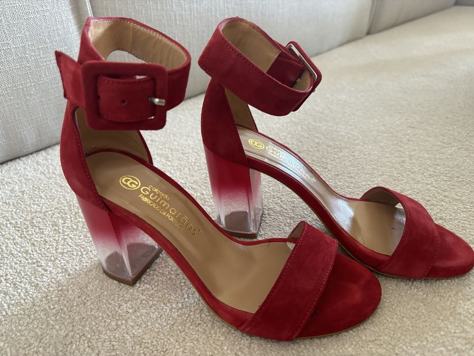 Sandálias vermelhas de salto alto