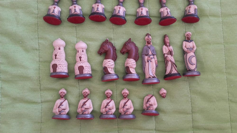 Peças de xadrez em loiça