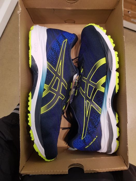 Ténis Asics ainda na Caixa