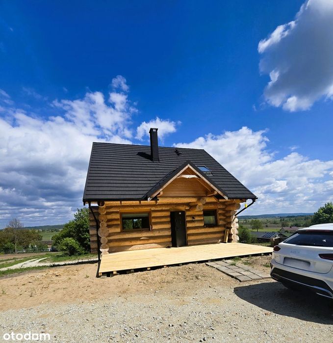 Stylowy dom z kominkiem w otoczeniu natury