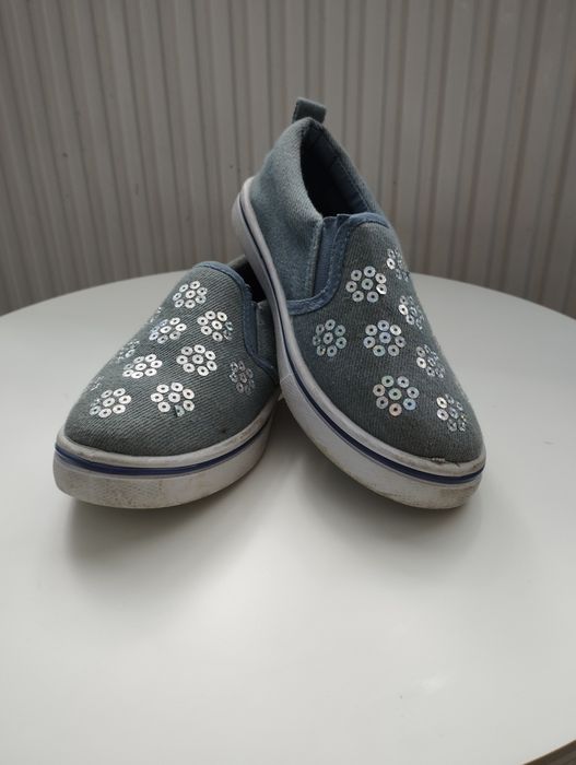 Buty dziewczęce z cekinami