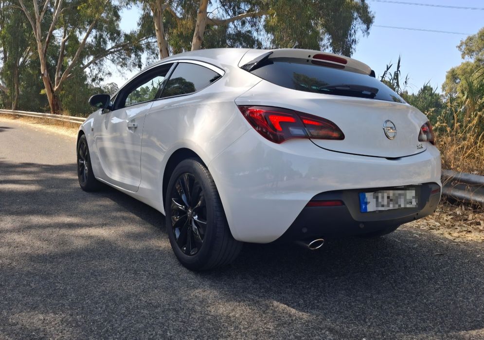 Opel Astra GTC — fotografia 3