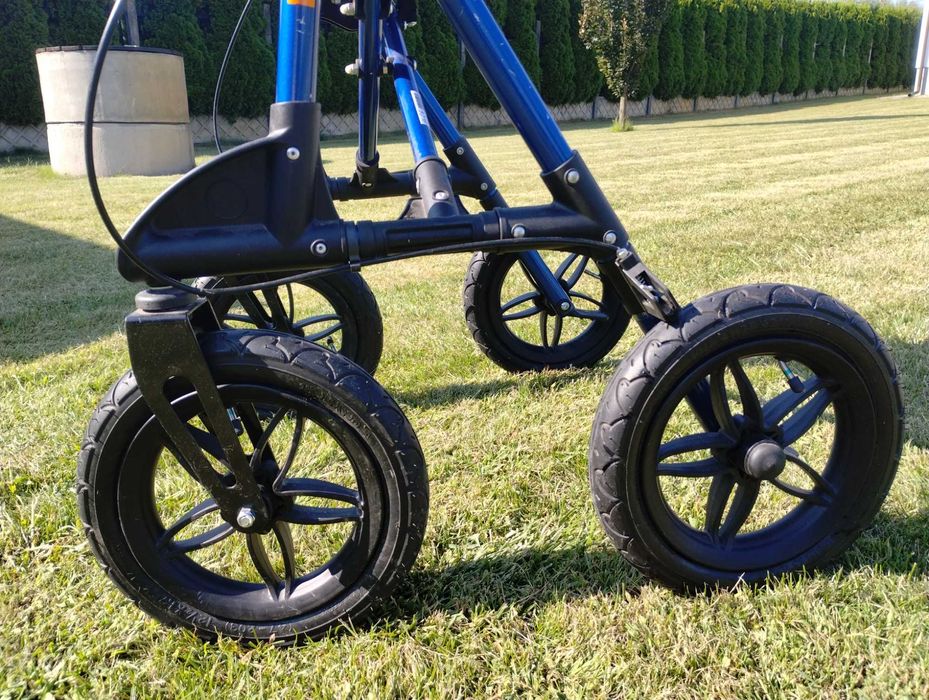 Aluminiowy chodzik na dużych pompowanych kołach.