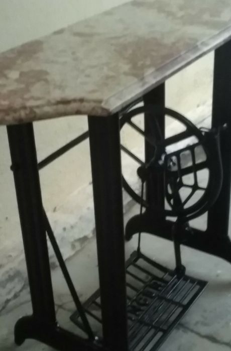 Mesa em ferro com tampo em pedra