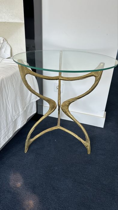 Mesa de Apoio Área Store – Base Dourada Escultural com Vidro