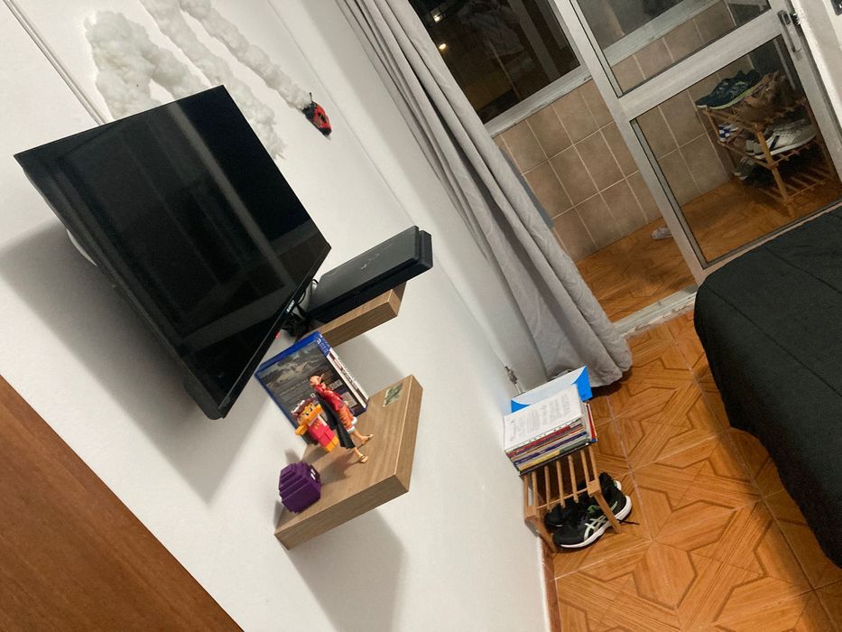 QUARTO DE CASAL NA AMORA, disponível entrada imediata.