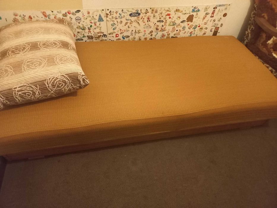 Stół z krzesłami, tapczan i ława