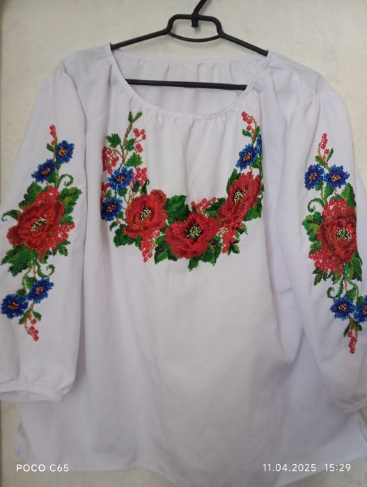 Жіноча вишиванка з бісеру ручної роботи