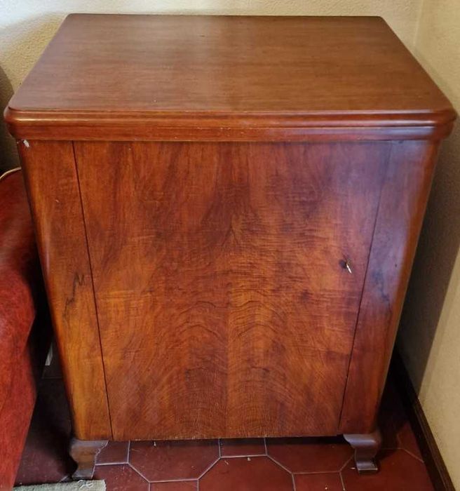 Máquina de costura Oliva com móvel