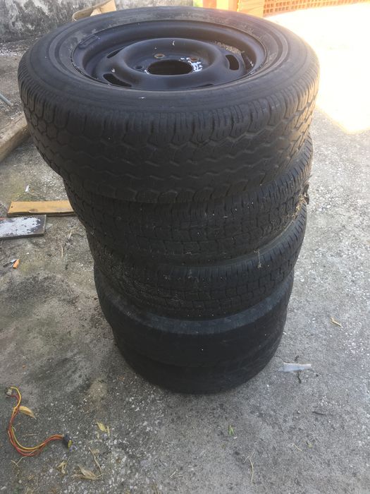 Jantes R15 com pneus.