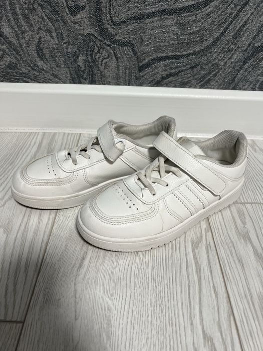 Білі сліпони для хлопчика