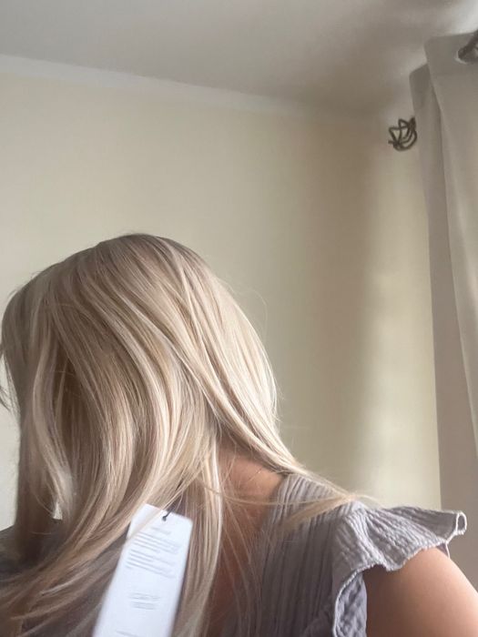 Dłuższa peruka blond