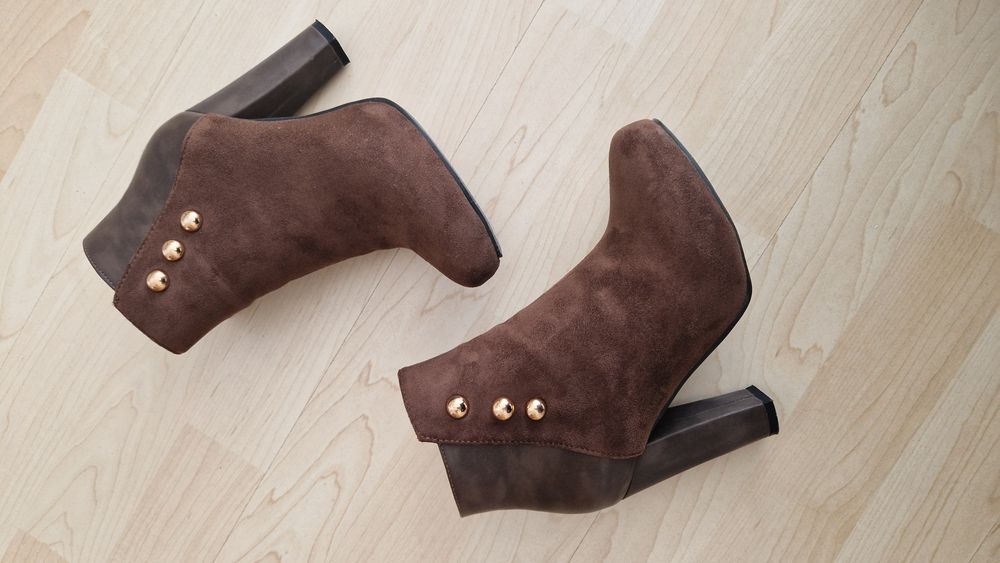 Botas castanhas salto alto, tamanho 35