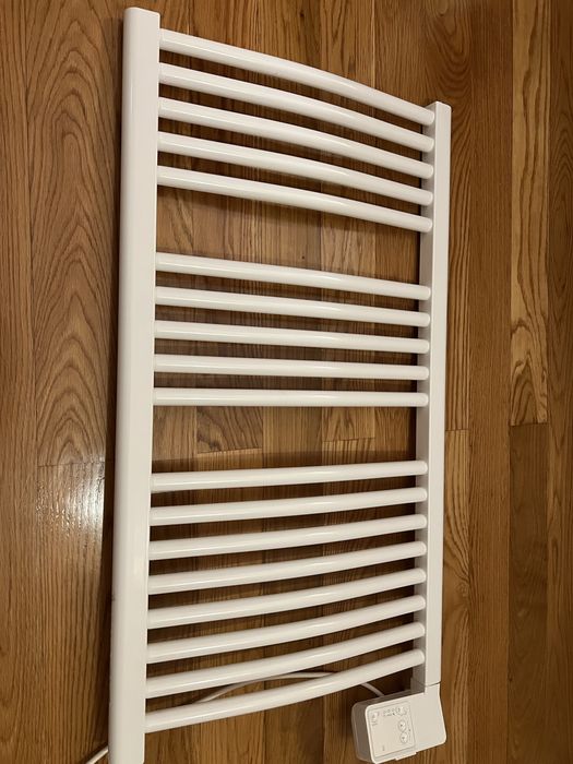 NOVO Toalheiro Equation de parede 500W