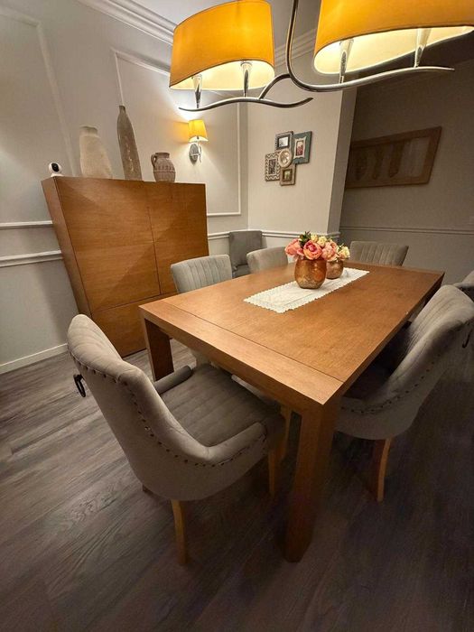 Mesa jantar com 8 cadeiras e móvel de bar