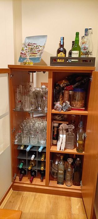 Móvel bar com garrafeira