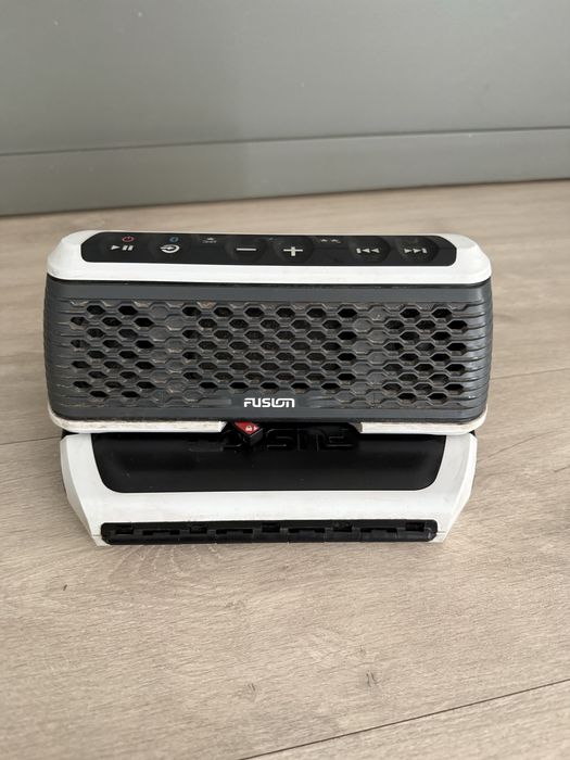Морська водостійка стереосистема Garmin Fusion StereoActive, є кейс та  кріплення для всього