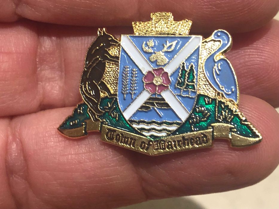 Pin com o brasão da cidade de Barrhead, na Escócia