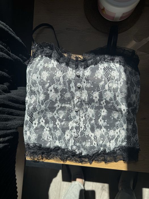 Czarny top na ramiączkach