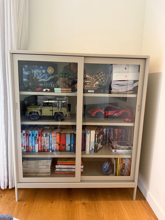 Ikea Idasen Prateleira com portas em vidro