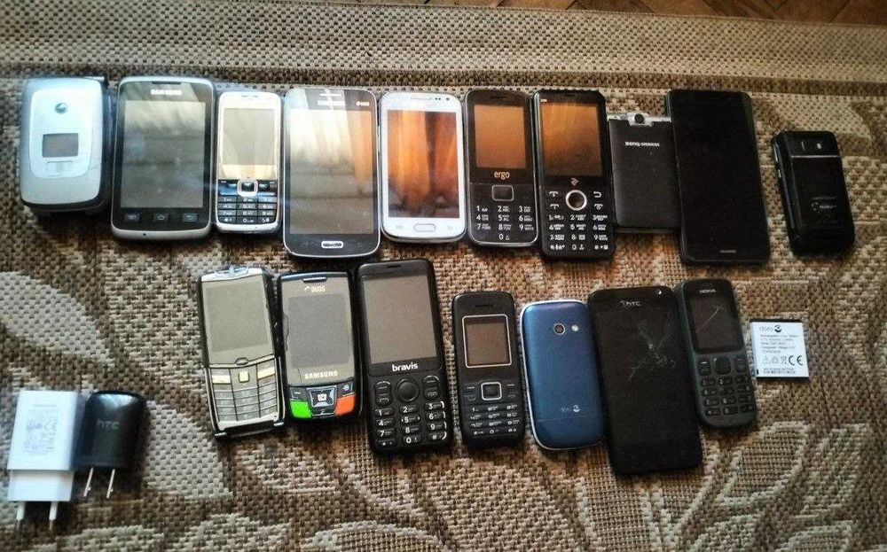 17 телефонів одним лотом