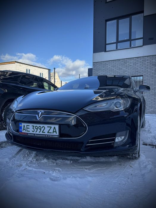 Tesla model S (жива хозяйська ) без дтп можливий обмін