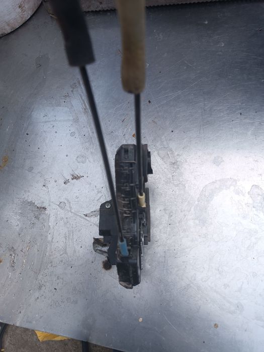 Замок передній правий Toyota RAV4