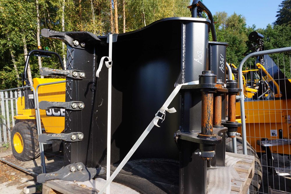 JCB - Baldes / Rippers / Engates Rápidos / Garfos / Máquinas, etc.