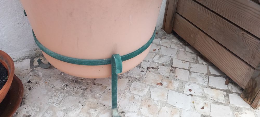 Vários suportes para vasos em madeira e em metal