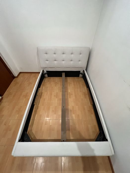 Cama de casal com algumas marcas