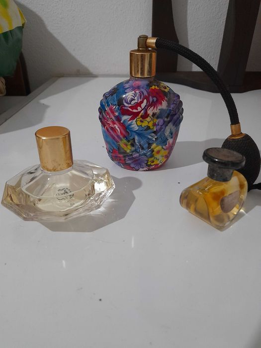 Frascos de perfume antigos.