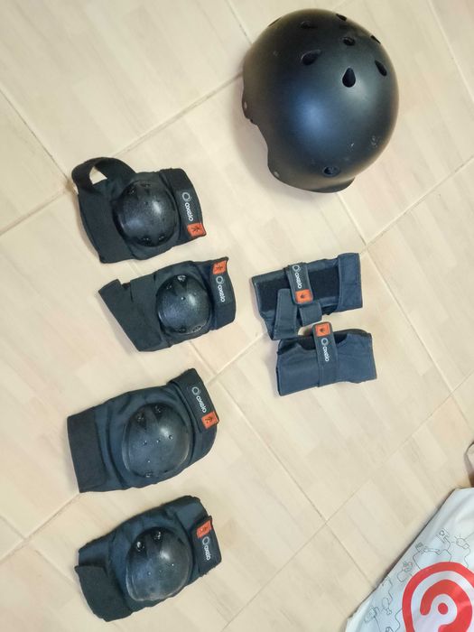 Conj joelheiras, cotoveleiras, luvas e capacete 8/12 anos como novo