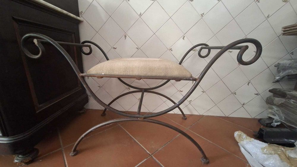 Banqueta com estrutura em ferro