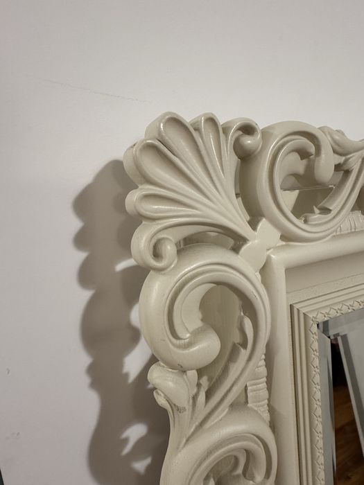 Дзеркало в рамі з натурального дерева в стилі бароко