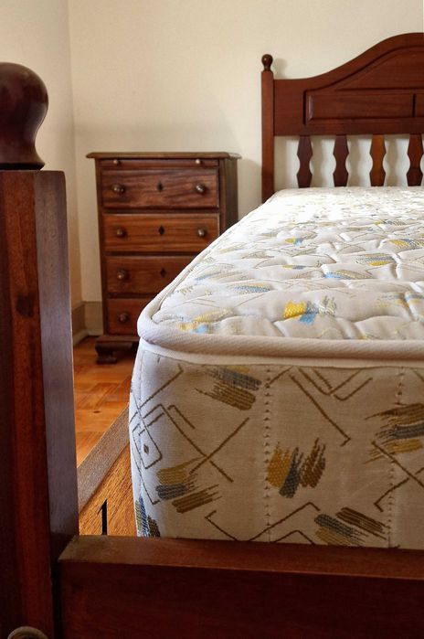 Cama + 2 mesas cabeceira + colchão