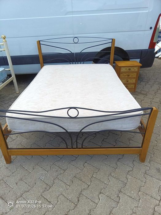 Cama de casal com criado mudo.