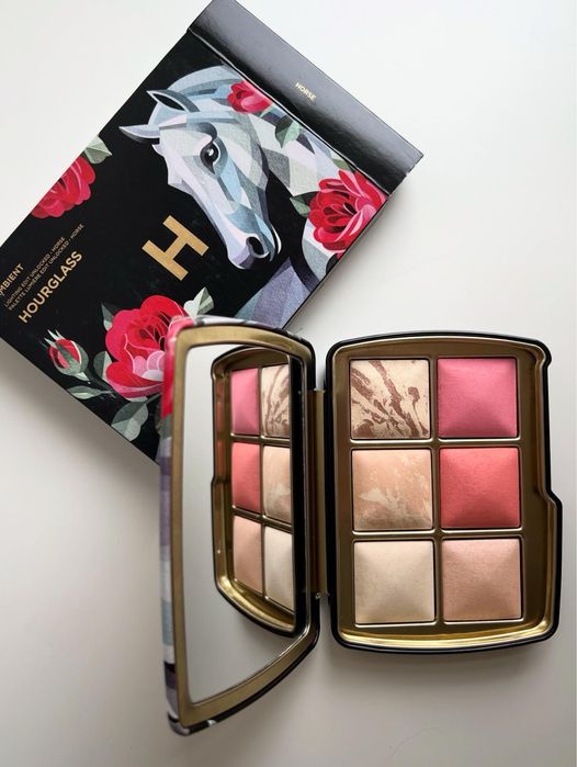 Палетка Hourglass 2025