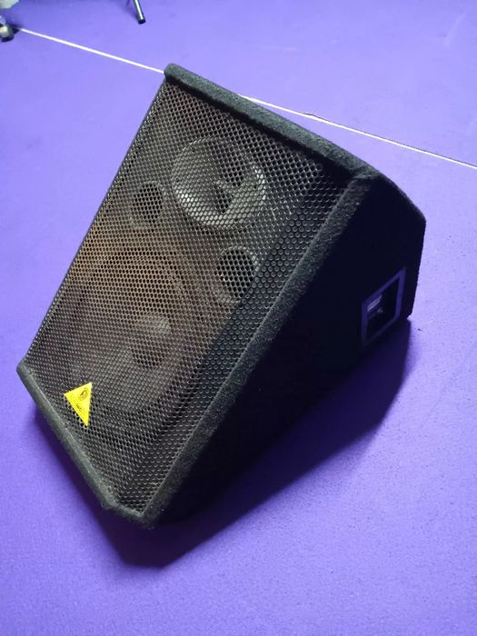 Behringer Eurolive VS1220F.