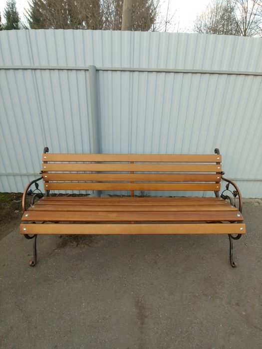 Лавочка на кованих металевих ніжках Скамейка