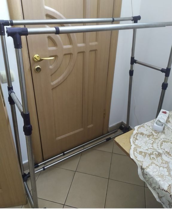 Продається стійка під одяг б/у(самовивіз)