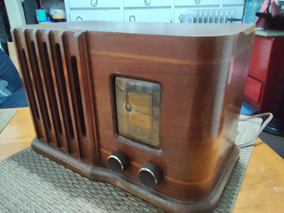 Aparelho de rádio antigo